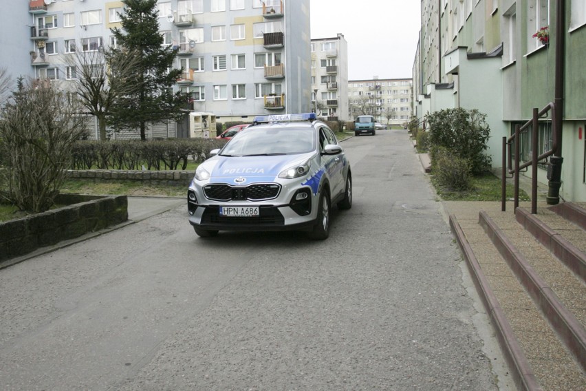 Zakaz wychodzenia z domu. Policja i Straż Miejska ze Słupska interweniuje, ale nie karze