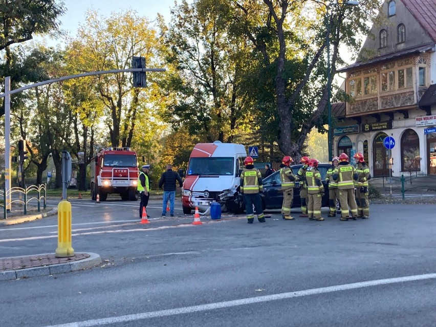 Zakopane. Zderzenie busa z osobówką na skrzyżowaniu 