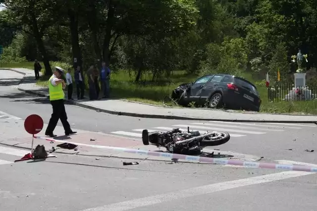 Ze wstępnych ustaleń wynika, że kierujący nissanem wymusił pierwszeństwo przejazdu na motocykliście.