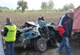 Tragiczny wypadek pod Lubinem. Chrysler wjechał w przystanek, trzy osoby nie żyją (FILM, ZDJĘCIA)