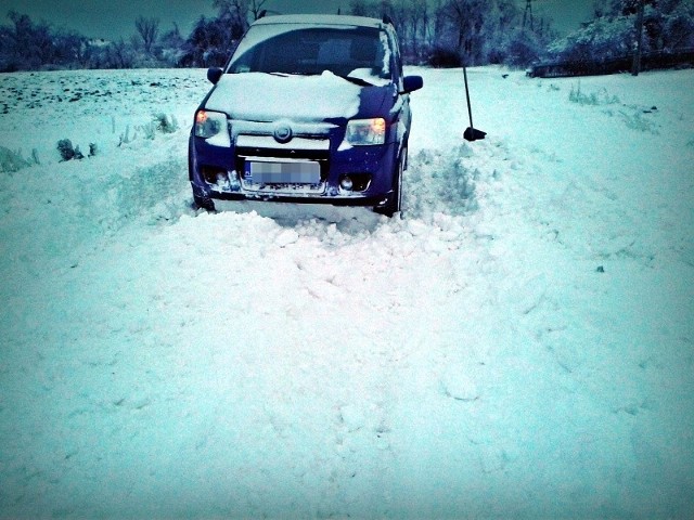 Czytelnik zakopał się w głębokim śniegu. Żeby wyprowadzić auto musiał odkopywać je prawie godzinę.