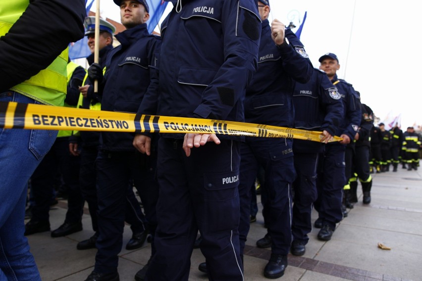 Protest policjantów w Warszawie. Mundurowi domagają się...