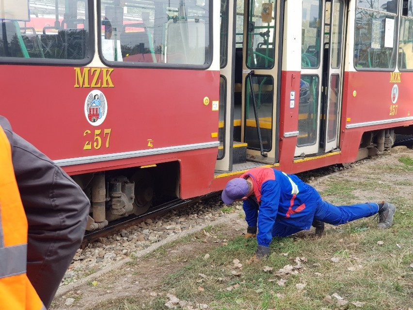 Wykolejony tramwaj po zderzeniu z autobusem na ulicy Wschodniej. Są ranni