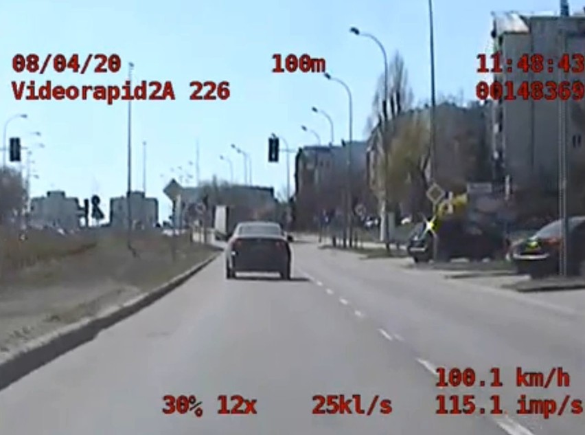 Białystok. Kierowca lexusa przekroczył dozwoloną prędkość o ponad 60 km/h. Do tego miał zakaz prowadzenia pojazdów [ZDJĘCIA, WIDEO]