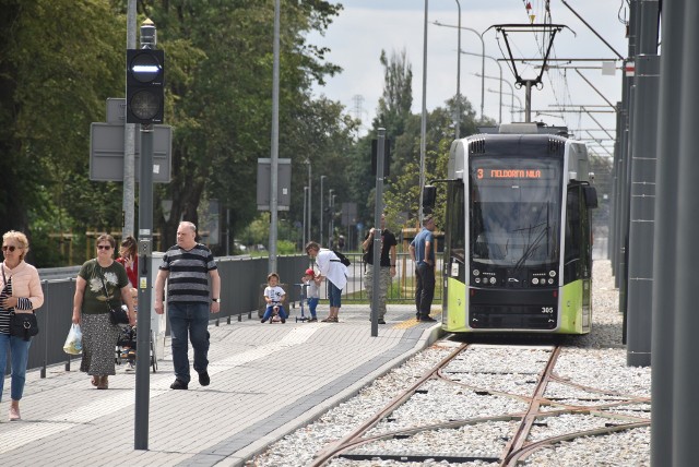 Większość pasażerów wysiadających z tramwajów przy ul. Walczaka to osoby, które wybrały się na sobotnią przejażdżkę nową trasą.