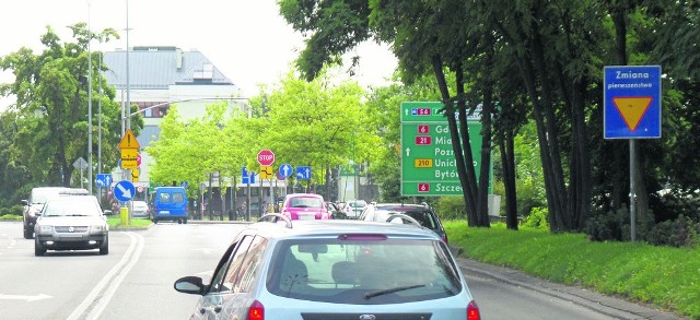 Zarząd Infrastruktury Miejskiej zapewnia, że montaż dodatkowego oznakowania przed skrzyżowaniem nie jest konieczny. Tym bardziej że niebawem zacznie się jego przebudowa.