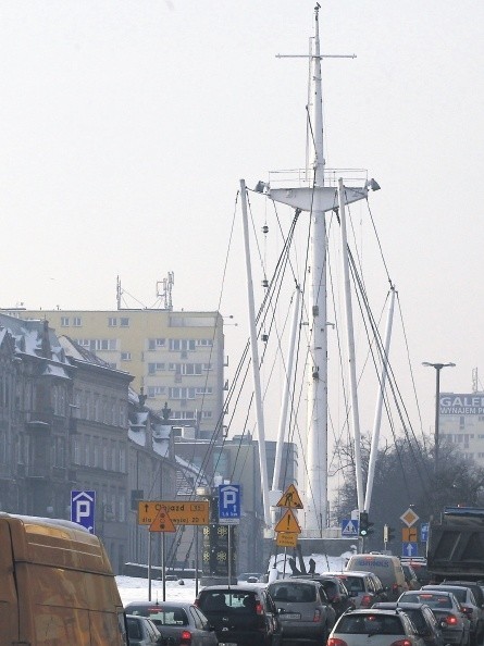 Maszt zamontowany 4 sierpnia 1990 r. Ma 30 metrów wysokości i waży 30 ton. Stoi przy bardzo ruchliwym skrzyżowaniu. Skutki jego ewentualnego upadku mogłyby być przerażające.