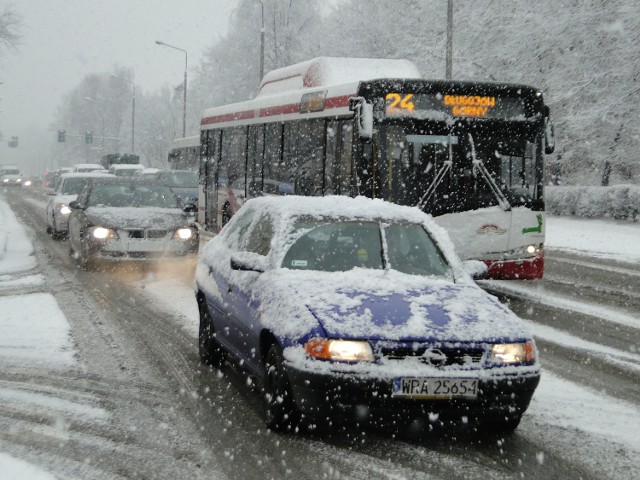W Radomiu od kilku godzin intensywnie pada śnieg. Trzeba uważać na śliskich ulicach i chodnikach.