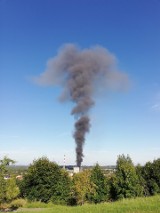 Pożar w Chełmku. Pali się stara gumownia. Słup dymu widać także w miastach województwa śląskiego