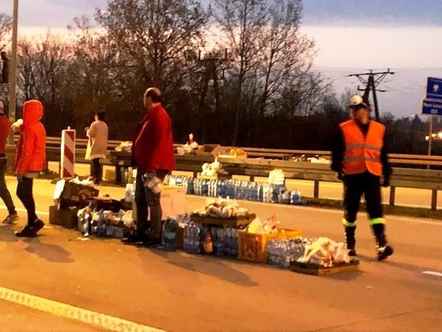 Sieć ALDI przekazała wodę i żywność oczekującym w kolejkach...