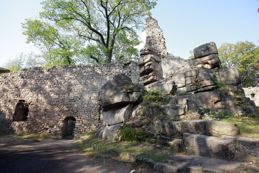 Ruiny zamku Bolczów, pochodzące z XIV wieku, są imponującym...