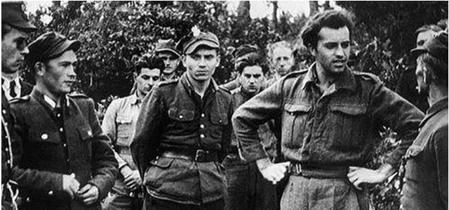 Dla nich walka nie zakończyła się wraz upadkiem hitlerowskich Niemiec. Na żołnierzy Polskiego Państwa Podziemnego spadły komunistyczne represje, a więzienia zapełniły się bohaterami z lat 1939 – 1945. Oddanie Polsce nie pozwoliło im, by się poddać. Poszukiwani, zatrzymywani, więzieni, brutalnie przesłuchiwani, skazywani na śmierć, a nawet mordowani – nie mieli innego wyjścia – zostali zmuszeni do walki o przetrwanie. Kiedy cały Zachód świętował i wracał do normalności po zakończeniu II wojny światowej, członkowie podziemia antykomunistycznego, popularnie nazywani, Żołnierzami Wyklętymi walczyli o wolną ojczyznę. Zobacz, jak wyglądała ich walka na Kielecczyźnie.Znaczna część żołnierzy Polskiego Państwa Podziemnego nie akceptowała nowej rzeczywistości. Dobitnie stwierdził to kapitan Stanisław Sojczyński „Warszyc”, dowódca Konspiracyjnego Wojska Polskiego – „[…] darowano nam Polskę i ustanowiono rządy nad Nią, jakbyśmy byli Narodem żebraków, jakbyśmy czekali przez sześć lat wielkich zmagań na koniec wojny z założonym rękami, jakbyśmy nie toczyli najkrwawszych na kuli ziemskiej walk i jakbyśmy nie przerośli naszych rzekomych dobroczyńców gotowością do poświęceń i bohaterstwem. Na świętych ołtarzach Wawru, Majdanka, Warszawy, leśnych partyzanckich pobojowisk, spacyfikowanych po barbarzyńsku miast i wsi – dokonano najhaniebniejszej w dziejach profanacji: stworzono sztuczną – jakby w naszych sercach nie żyła prawdziwa – Polskę, która jest usankcjonowaniem wszelkiej podłości, zła i zdrady”.By przypomnieć o bohaterstwie tych, którzy stanęli to walki z sowieckim okupantem, w 2011 roku Sejm RP ustanowił 1 marca Narodowym Dniem Pamięci Żołnierzy Wyklętych.Na zdjęciu oddział porucznika Stefana Bembińskiego „Harnasia” – „Sokoła”. Brał on udział w jednej z największych akcji podziemia antykomunistycznego w Polsce – rozbicia więzienia w Kielcach w nocy z 4 na 5 sierpnia 1945 roku, zbiory IPN. Na kolejnych zdjęciach zobacz Żołnierzy Wyklętych z Kielecczyzny >>>