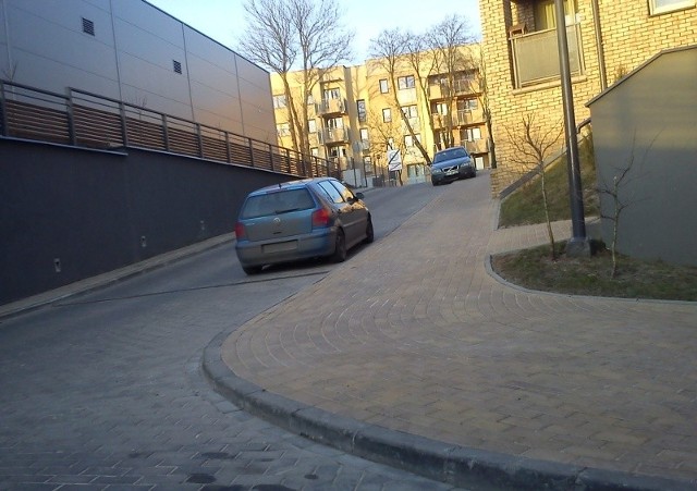 A oto kolejne zdjęcie od Internauty wraz z komentarzem:Większym autem trudno przejechać obok tak zaparkowanej zawalidrogi.