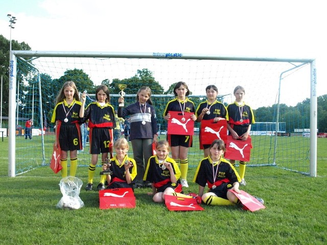 Dziewczęta z Gielniowa zajęły II miejsce w wojewódzkim finale turnieju piłki nożnej w Warszawie.