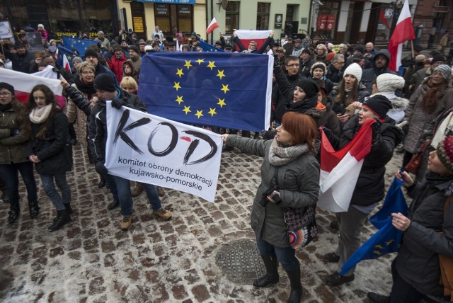 Manifestacja Komitetu Obrony Demokracji w obronie wolnych mediów.Manifestacje KOD w całym kraju. Uczestnicy protestują w obronie mediów publicznych, wideo: TVN24/x-news