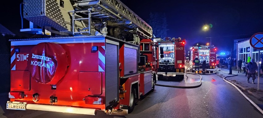 Tragiczny pożar domu we Włoszczowie. Strażacy wynieśli dwoje nieprzytomnych dzieci. Niestety zmarły w szpitalu
