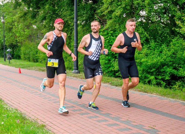 Zawodnicy biegli jak starożytni w maratonie, z daleka widać było biel triathlonowych koszulek, z bliska pot i wysiłek na twarzy