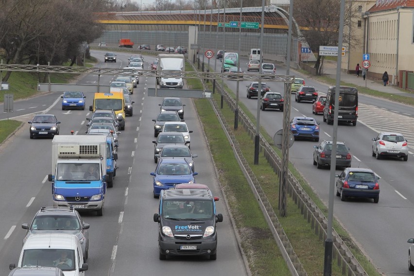 W Poznaniu jest już więcej aut niż mieszkańców. Jak to zmienić?
