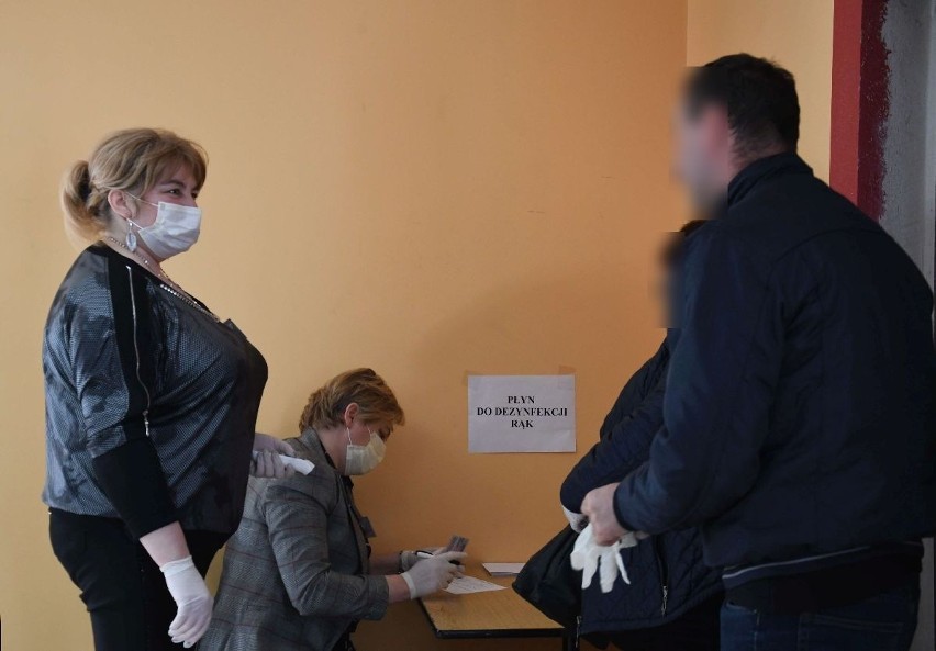 Wybory uzupełniające w gminie Smyków w obliczu koronawirusa. Pusty lokal wyborczy i wiele obaw (ZDJĘCIA) 