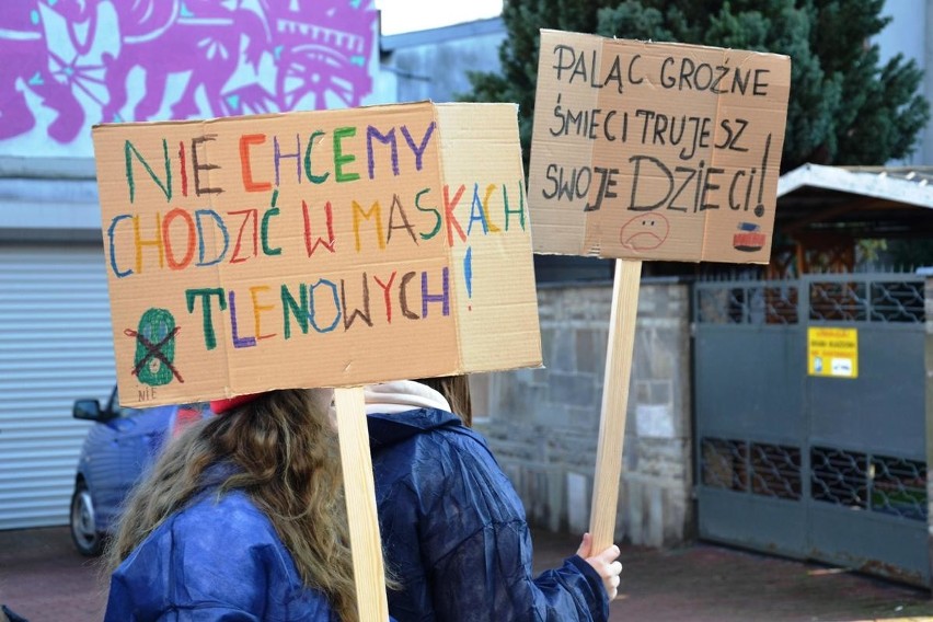 Uczniowie protestowali przeciwko bezmyślnemu...