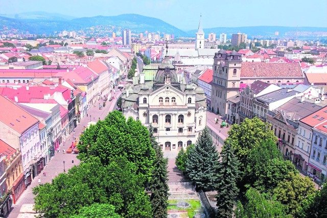 Widok z wieży katedry św. Elżbiety na część trójkątnego rynku, budynek Teatru Państwowego i plac z fontanną