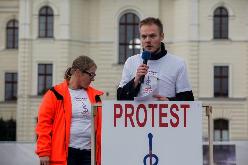 Około 300 osób wzięło udział w dzisiejszym proteście medyków...