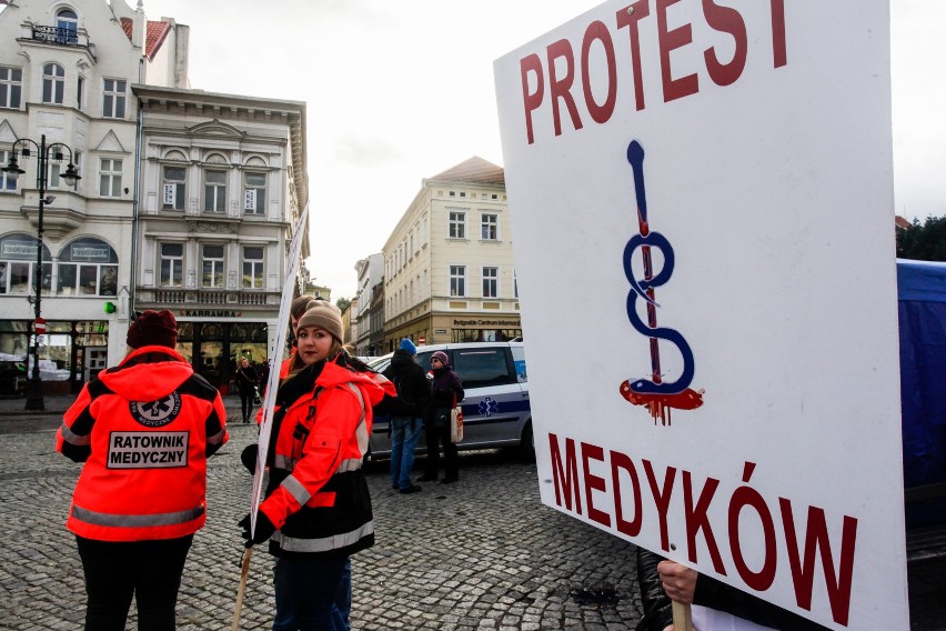 Około 300 osób wzięło udział w dzisiejszym proteście medyków...