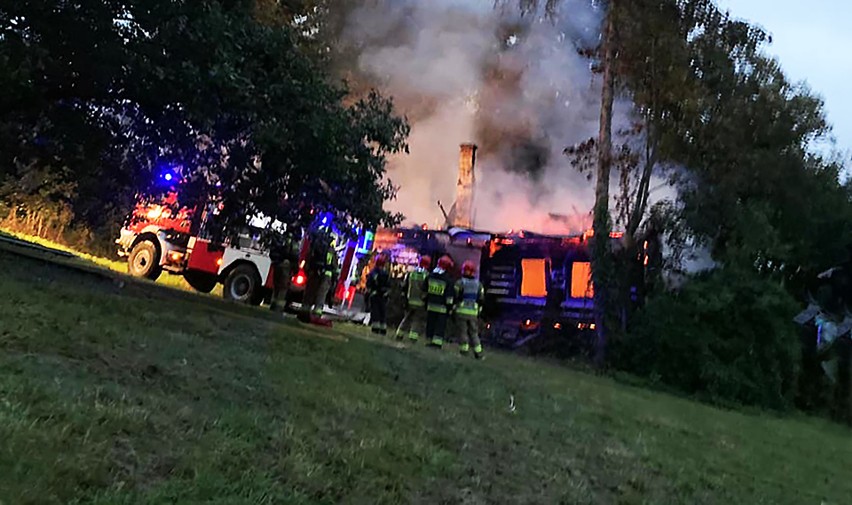 Laskowa. Nocny pożar drewnianego domu. Strażacy kilka godzin walczyli z ogniem