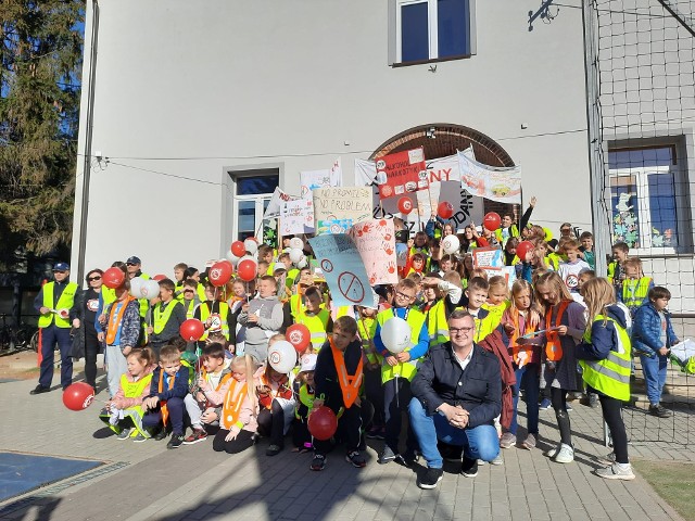 Społeczność Szkoły Podstawowej w Staniątkach (gmina Niepołomice) przeszła ulicami w marszu na rzecz trzeźwości na drogach. Wydarzenie odbyło się w ramach kampanii "No promil. No problem"