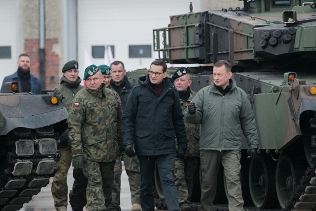 Premier Mateusz Morawiecki i minister obrony narodowej Mariusz Błaszczak wzięli udział w przekazaniu południowokoreańskich czołgów polskiej armii.