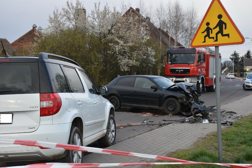 Trzy osoby trafiły do szpitala po wypadku w Pieruszycach.
