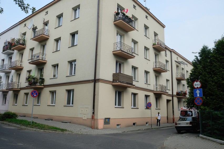 Naga, martwa kobieta w mieszkaniu przy ul. Głowackiego w Przemyślu. 56-latka miała ranę głowy. Policja ustala co się stało [ZDJĘCIA]