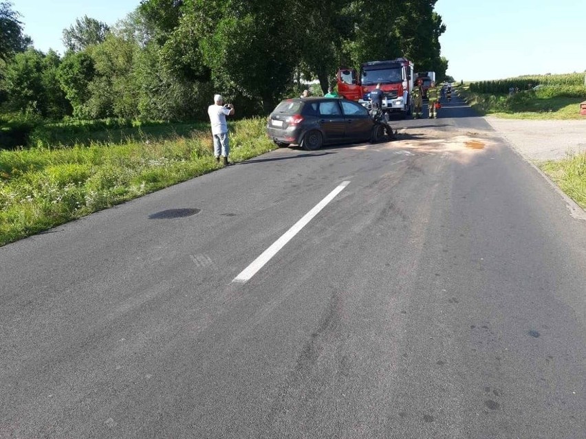 Wypadek w Andrzejewie-Kolonii, 3.08.2021. Na drodze Andrzejewo - Dąbrowa doszło do zderzenia osobówki z ciężarówką. Zdjęcia