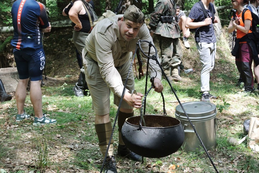 Na jednym z punktów kontrolnych czekał kocioł z tradycyjną,...