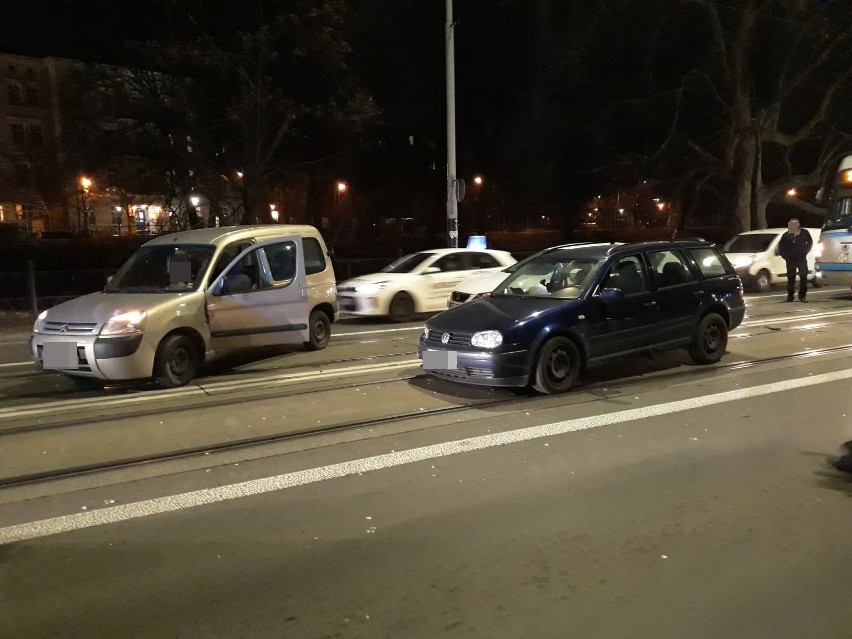Wypadek na Podwalu. Auta zablokowały torowisko 