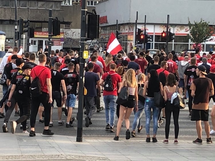 Derby Łodzi. 65. derby Łodzi. Kibice Widzewa już jadą na stadion. Maszerowali ulicą Piotrkowską ZDJĘCIA