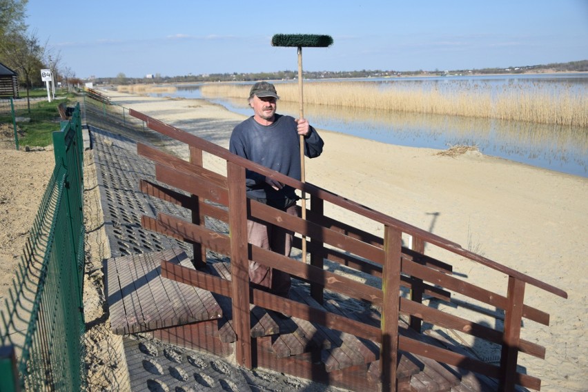 Porządki przed sezonem nad Jeziorem Tarnobrzeskim. Trwa sprzątanie plaż, będzie dostawa świeżego piasku (ZDJĘCIA)