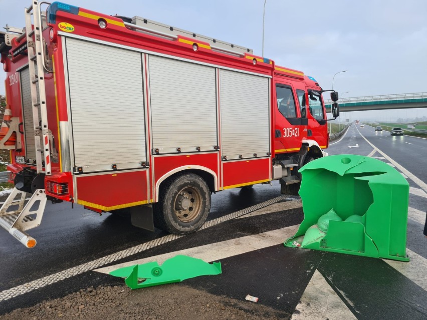 Poskwitów. Wypadek na S7. Samochód dostawczy wpadł do rowu, jedna osoba poszkodowana