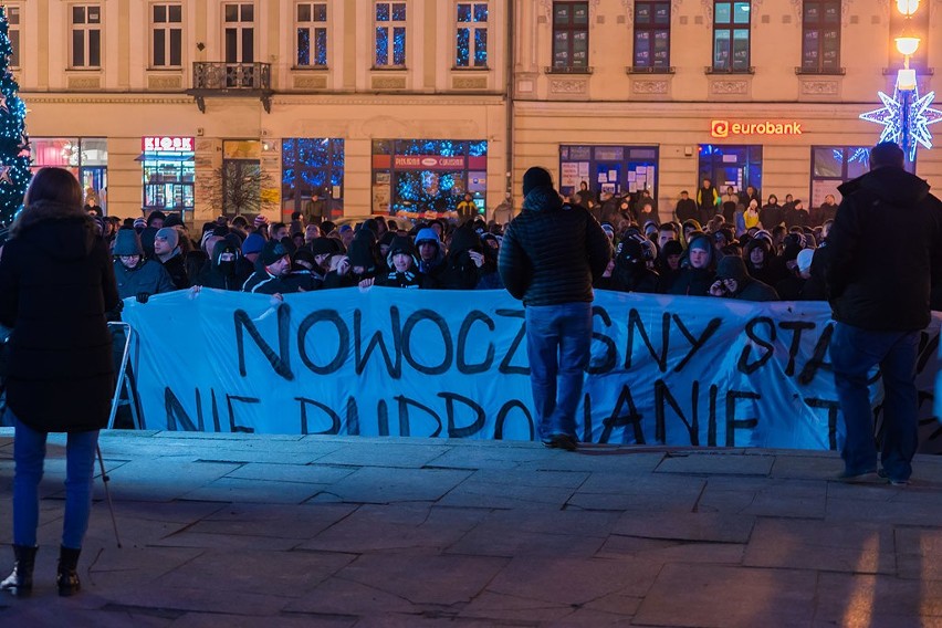 Kibice Sandecji Nowy Sącz chcą nowoczesnego stadionu i manifestowali przed sądeckim ratuszem [ZDJĘCIA, WIDEO]