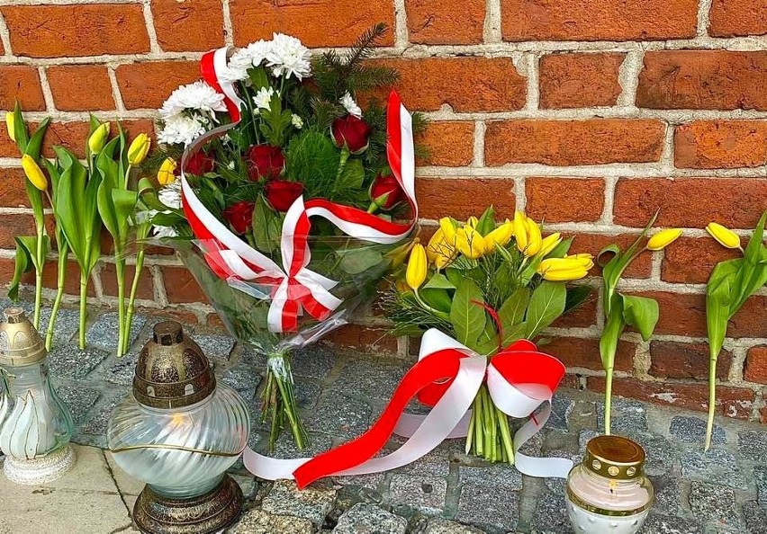 Obchody 11. Rocznicy Katastrofy Smoleńskiej w Sandomierzu. Upamiętniono miejsca związane z ofiarami. Zobaczcie zdjęcia