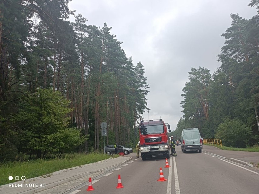 Ogrodniczki. Wypadek na DW 676. Skoda wpadła w poślizg i wjechała do rowu [ZDJĘCIA]