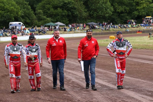 Ekipa Niemiec (Erik Riss, Lukas Fienhage i Max Dilger) wygrała Long Track of Nations, czyli drużynowe mistrzostwa świata na długim torze. Srebro dla Czech, brąz wywalczyła Francja. Pierwszy raz w historii tej odmiany czarnego sportu wystąpiła reprezentacja Polski. Stanisław Burza, Marcin Sekula oraz Adam Skórnicki zajęli 7. miejsce. ZOBACZ ZDJĘCIA >>>>