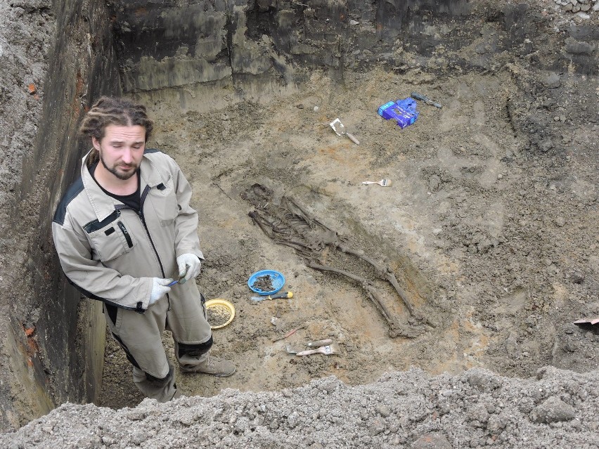 IPN odkrywa krwawą historię. Archeolodzy w byłej katowni UB odnaleźli szczątki ludzi [ZDJĘCIA]