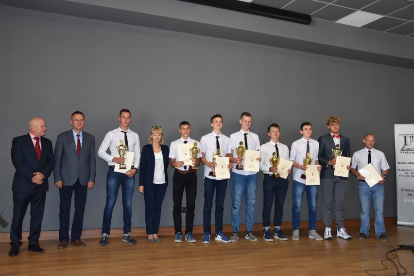 Nagrody burmistrza Nakła dla sportowców i laureatów konkursów przedmotowych  (zdjęcia)