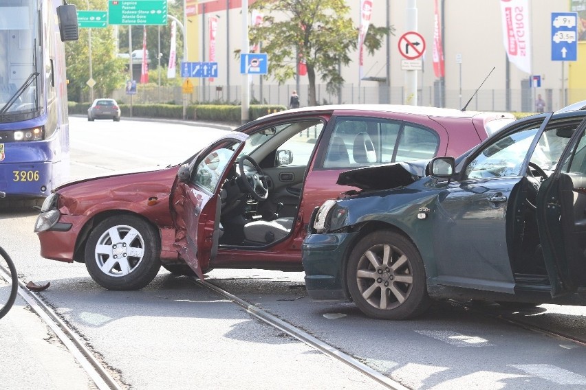 Wypadek na Krakowskiej. Zablokowane torowisko tramwajowe