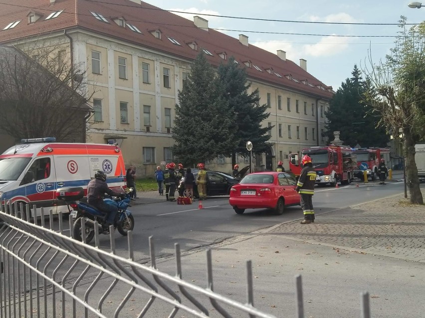 Wadowice. Motocykl zderzył się z samochodem na ul. Lwowskiej. Jedna osoba została ranna 