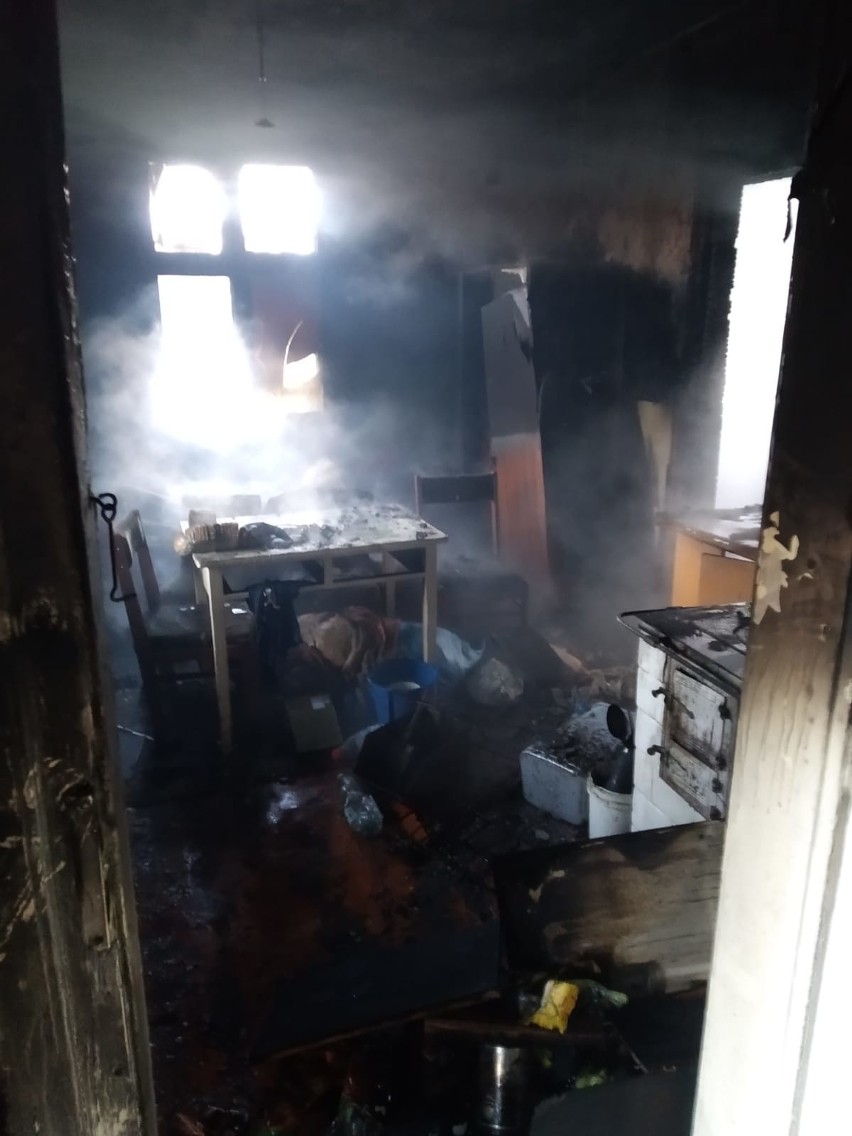 Pożar drewnianego domu w miejscowości Szwagrów. Trzy osoby straciły dach nad głową