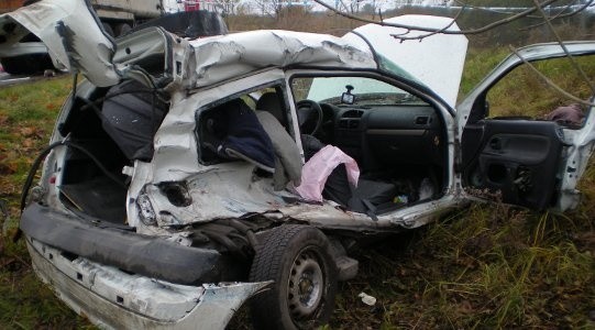 Powiat rypiński. Samochód zderzył się z ciężarówką. Zginęła kobieta [nowe informacje, zdjęcia]