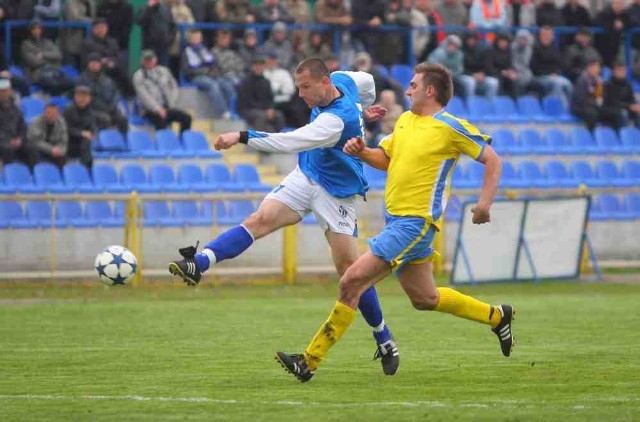 31 minuta meczu. Michał Kowalczyk (z piłką) strzela pierwszego gola dla Orła w meczu z Mazowszem.