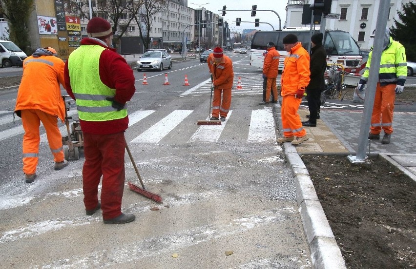 Wielkie korki w centrum Kielc. Drogowcy... malują znaki 